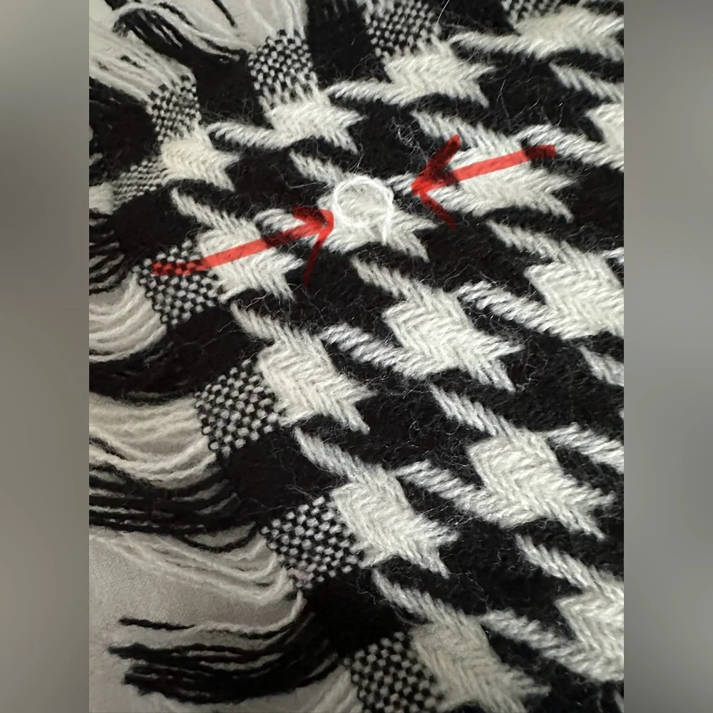 ✨ SOLD ✨ EUC Akira Chicago Red Label Black White Houndstooth Fringe Long Scarf - Picture 6 of 8